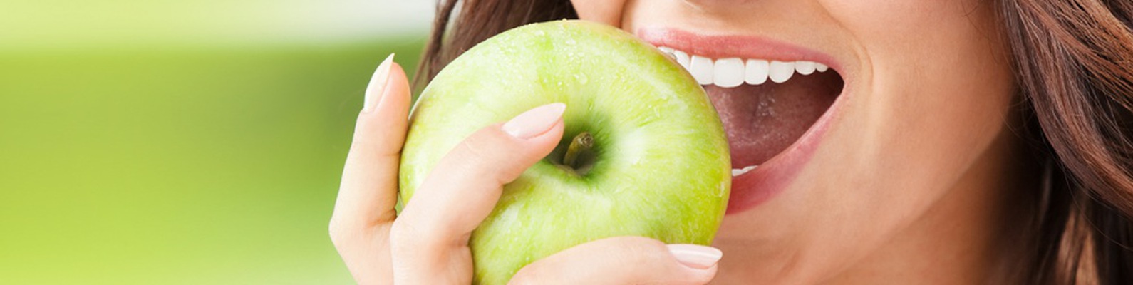 Здоровые зубы кусают яблоко